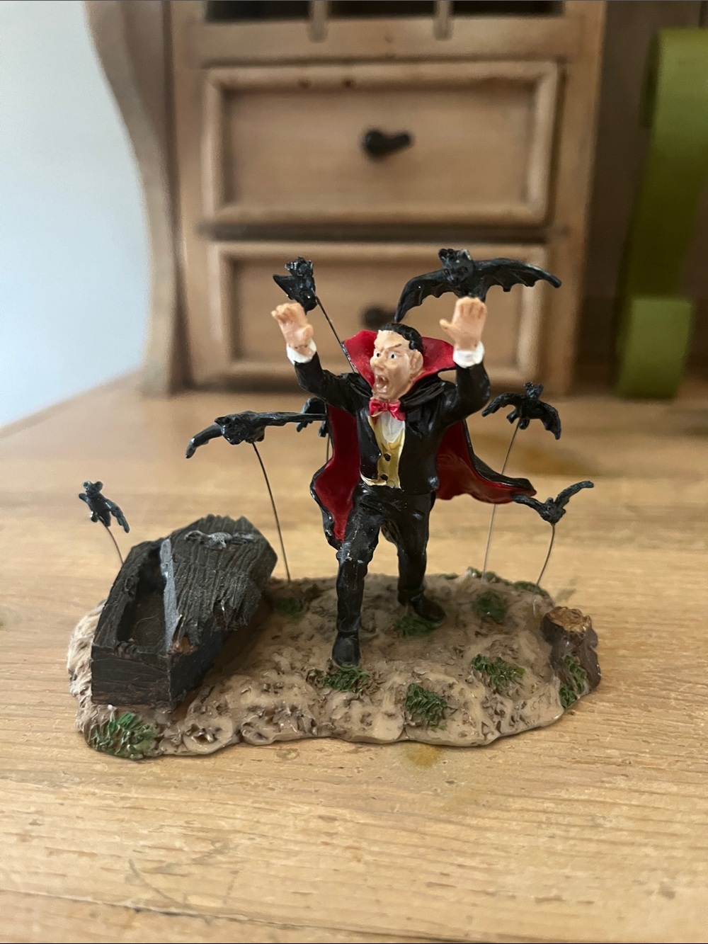 Lemax Spooky Town “Vampire & Bats” Table Accent Figurine #73613 Retired 2007